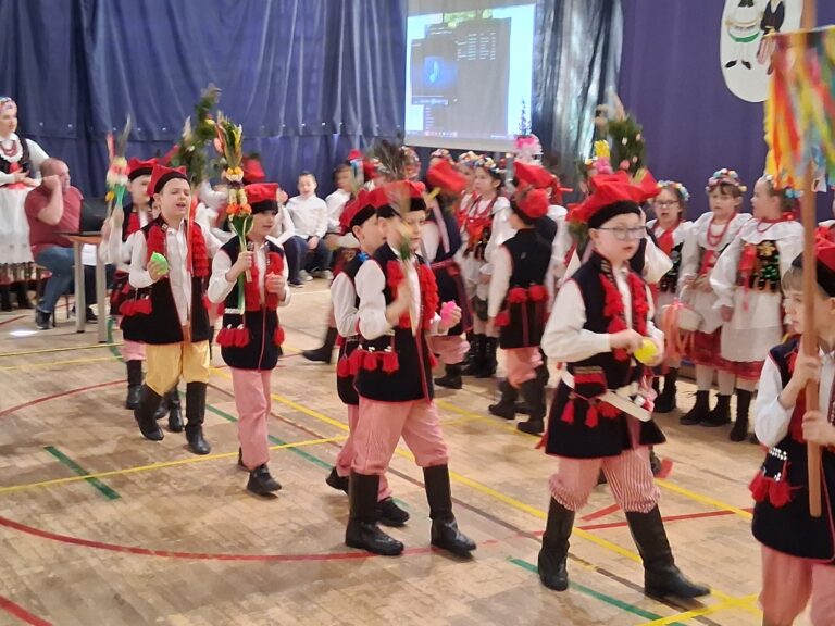 Read more about the article W rytmie tradycji – tańce i stroje polskiego dziedzictwa – projekt eTwinning