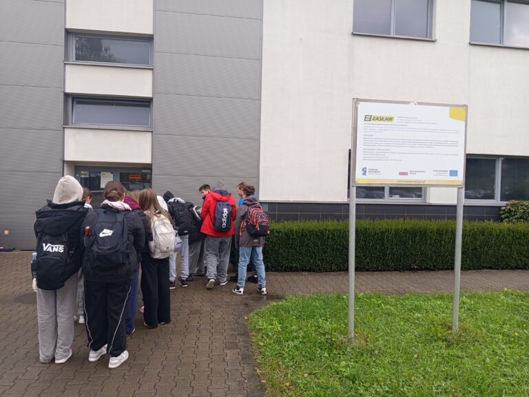 Read more about the article Wycieczka klasy 7b do zakładu produkcyjnego „Zasław”