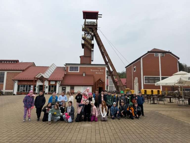 Read more about the article Niezapomniana przygoda klas trzecich na szkolnej wycieczce.